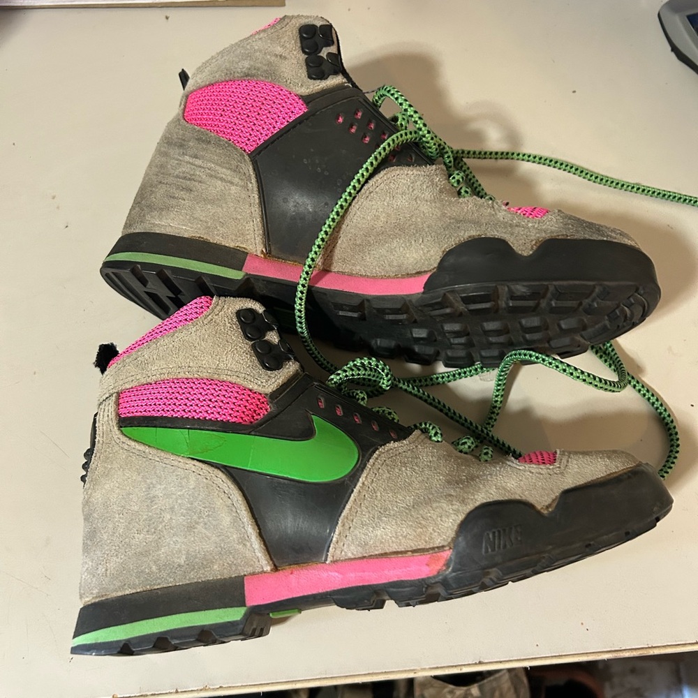 Vintage 90’s Nike Lava Dome Girls Hiking Boots size 6.5